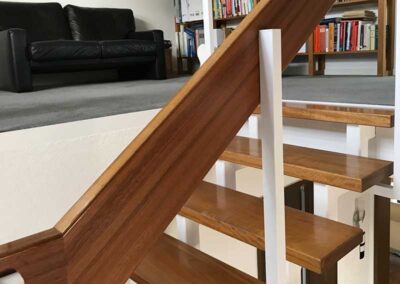 Holztreppe renovieren lassen von Malermeister Kessler hier neue Lackierung