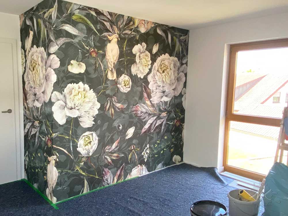 Kurz vor Fertigstellung der Schlafzimmer Renovierung mit neuer Wand Decke und Design-Tapete