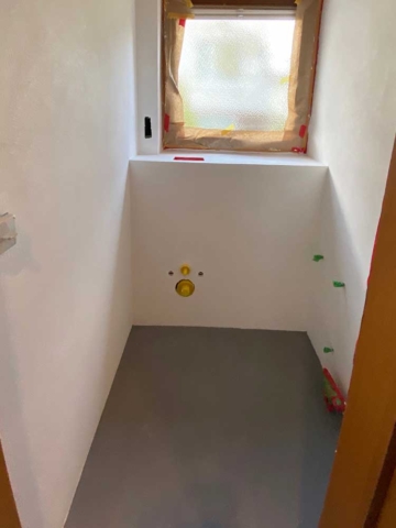 Vorbereitung fugenlose Gäste-Toilette mit neuem Wandanstrich von Malermeister Kessler