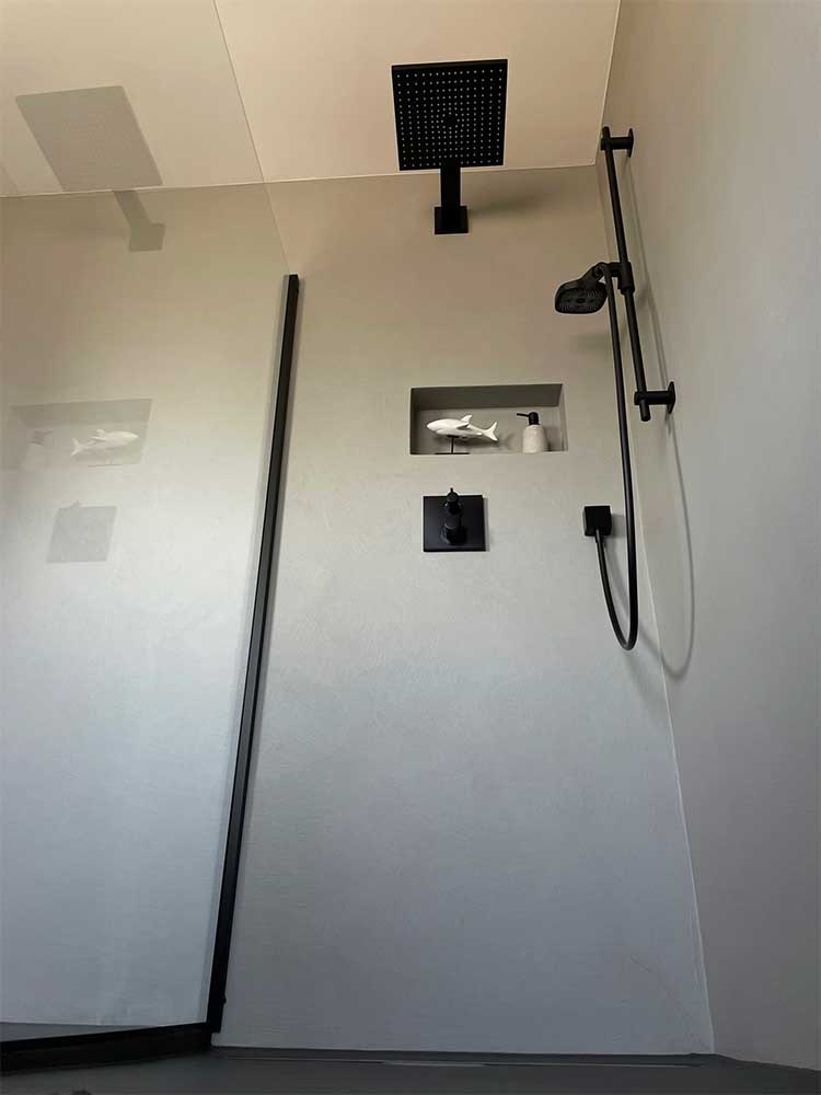 Fugenloses Badezimmer von Malermeister Kessler hier neuer Duschbereich